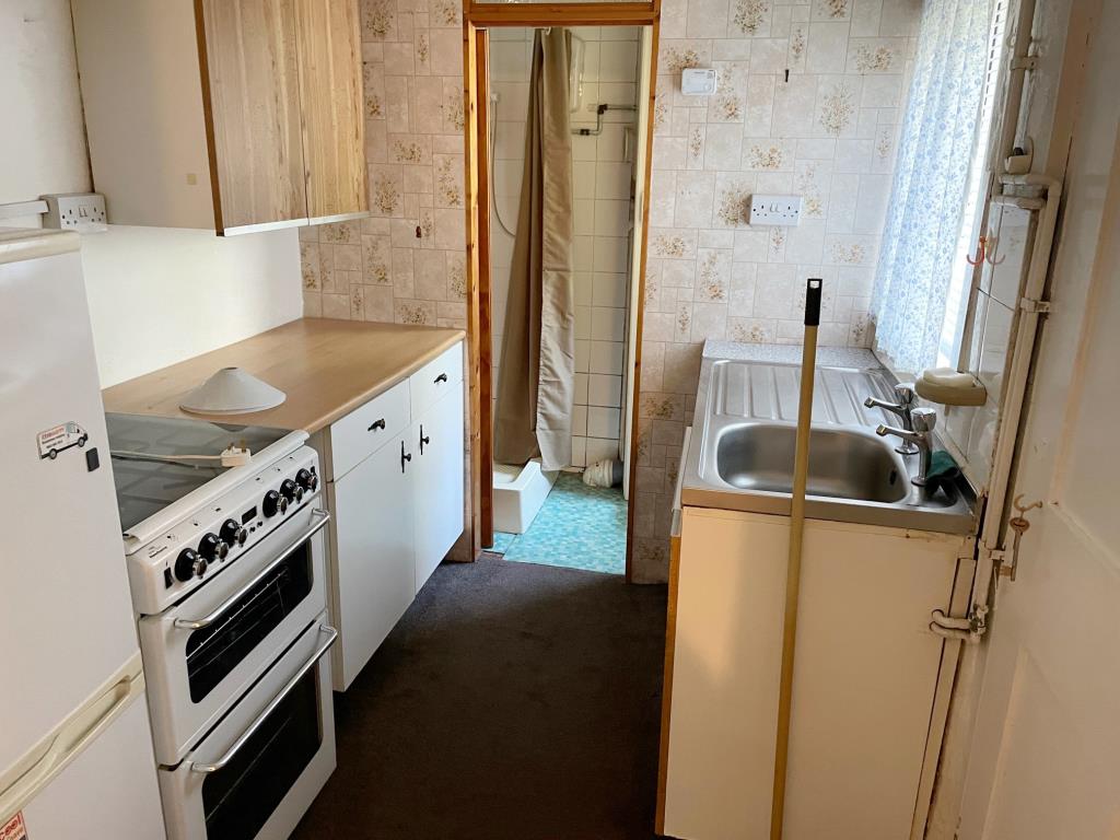 Lot: 29 - MID-TERRACE HOUSE FOR IMPROVEMENT - kitchen